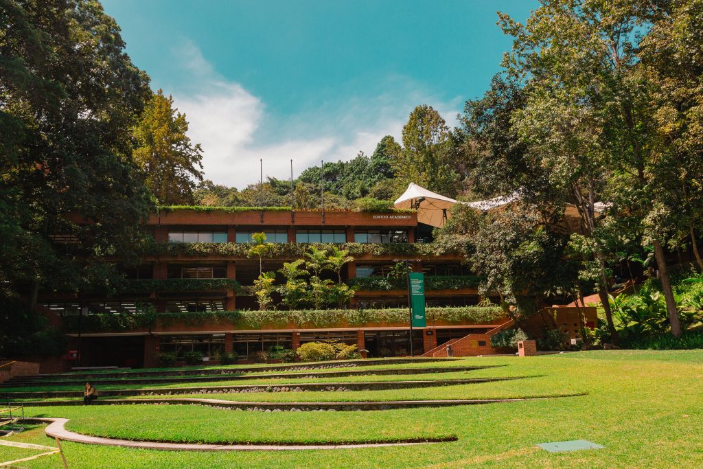 UFM Escuela de Posgrado, Maestrías, Edificio Académico